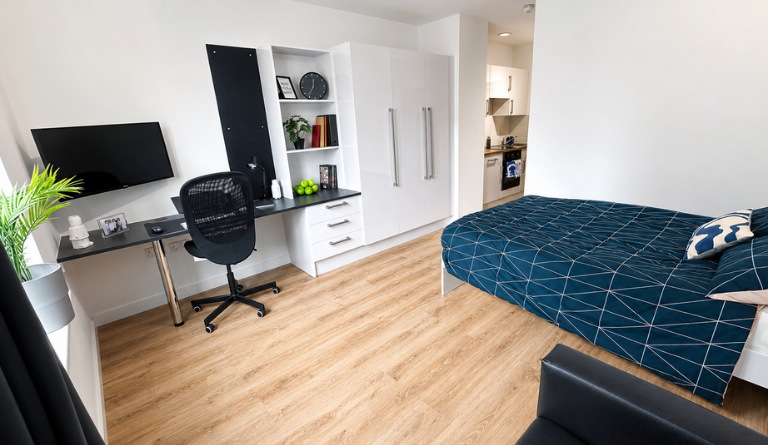 Extra large room in Leicester